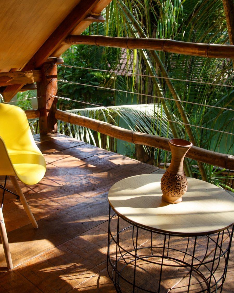 Deck de madeira com cadeira amarela