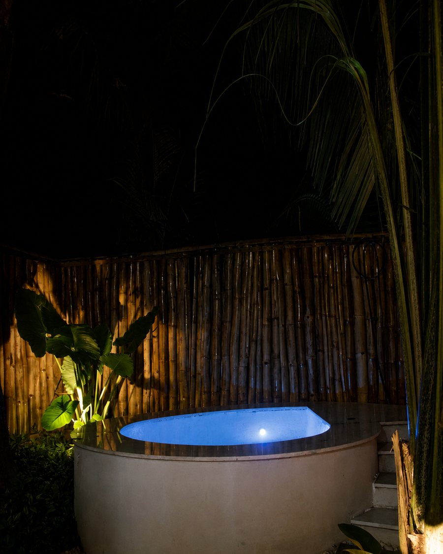 Ofurô iluminado à noite