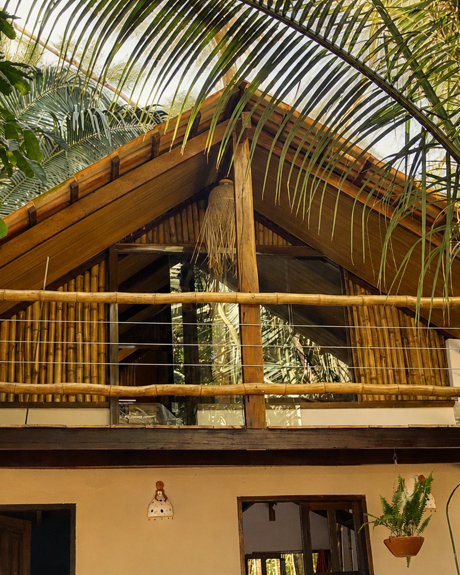 Fachada de bambu do chalé