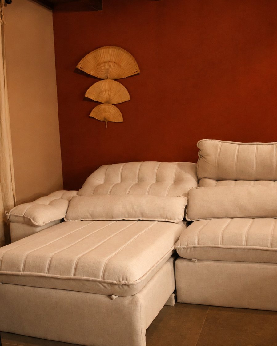 Sala com sofá claro e parede terracota