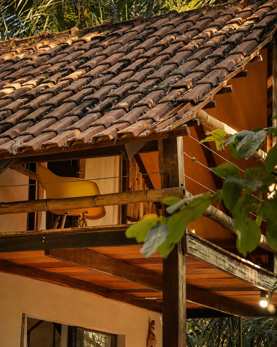 Telhado e varanda na primeira luz do dia