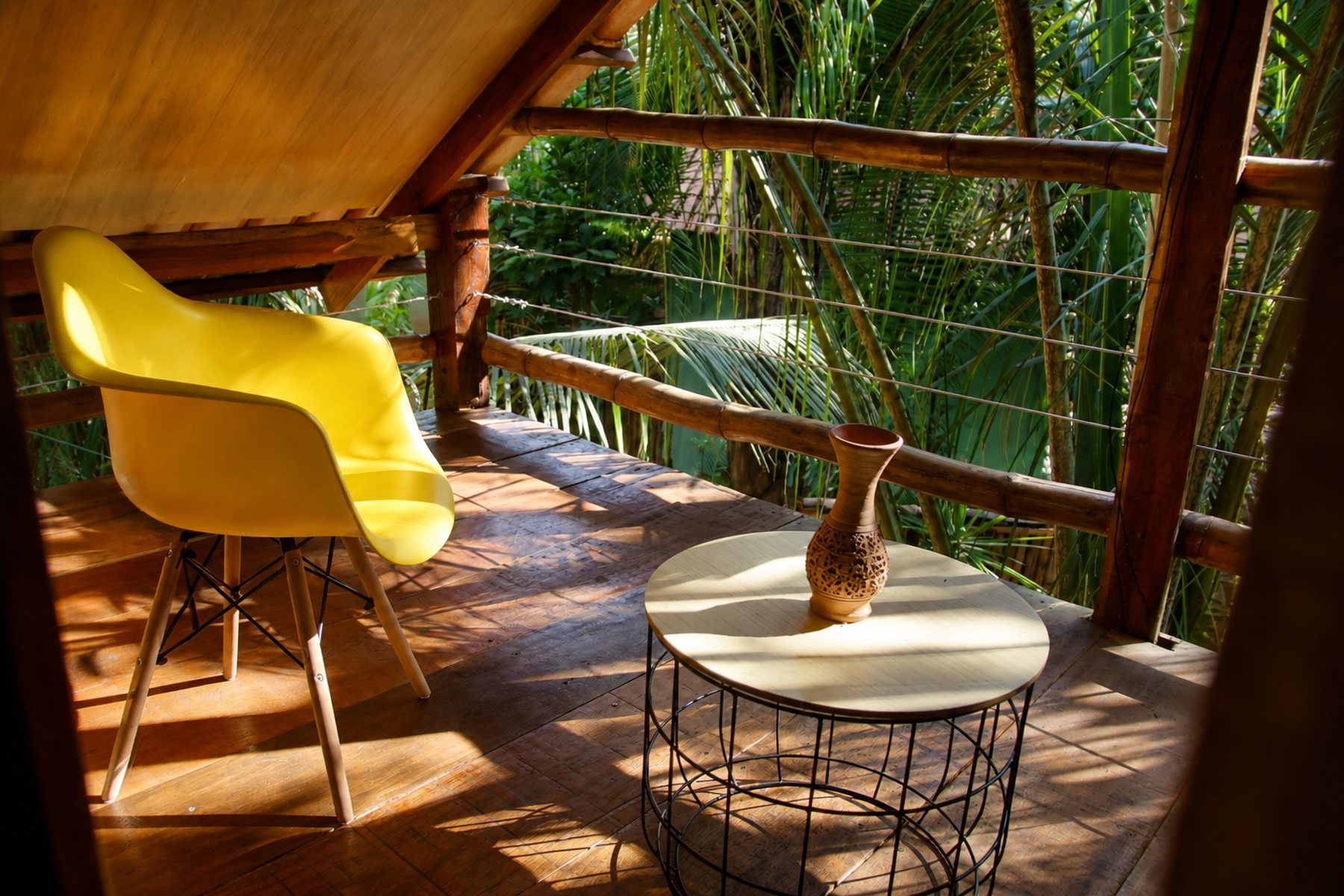 Deck de madeira com cadeira e mesa na luz da tarde